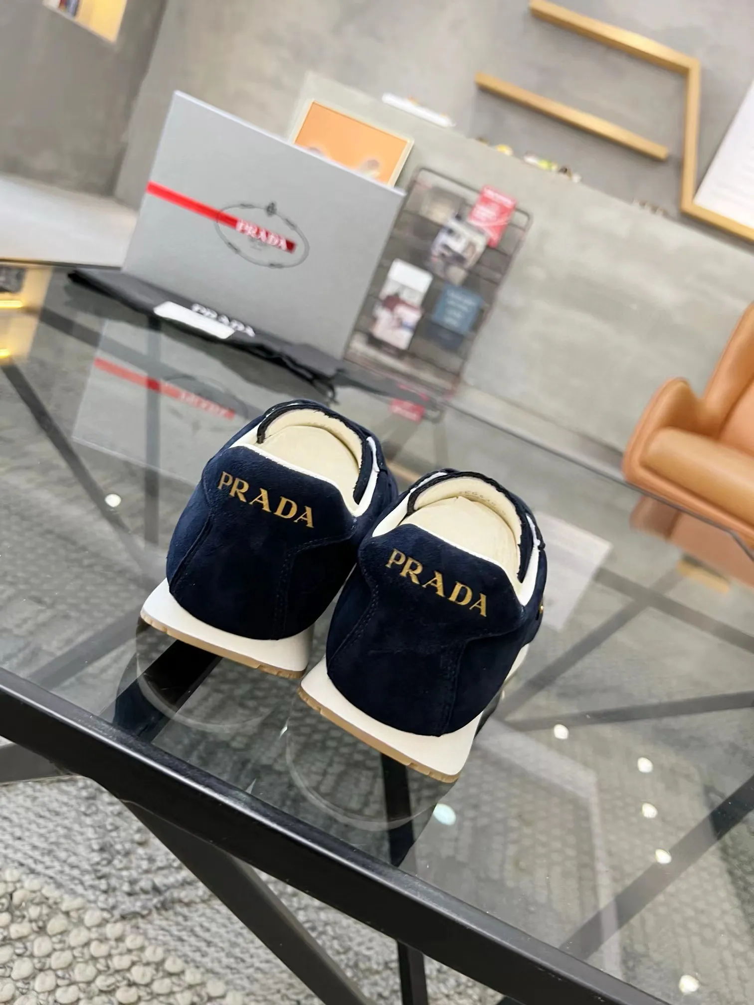 Factory price: 400💰Prada new men's leather sports shoes, the highest version on the market, any comparison is welcome🆚! The original leather has excellent texture and is super high-end! Fetal sheep net lining imported from Italy, removable pad! Luxurious materials and fine workmanship, highly recommended! Code number: 38-44, customized 45